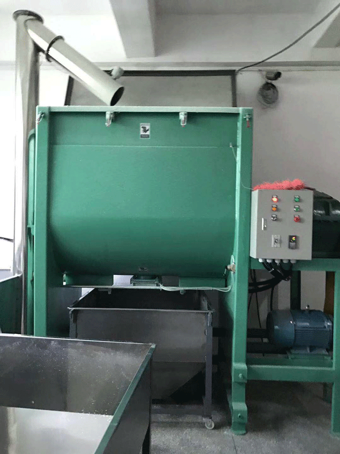 廈門塑料加熱臥式攪拌機(jī)為覃小姐創(chuàng)造了財富，增加了效率！